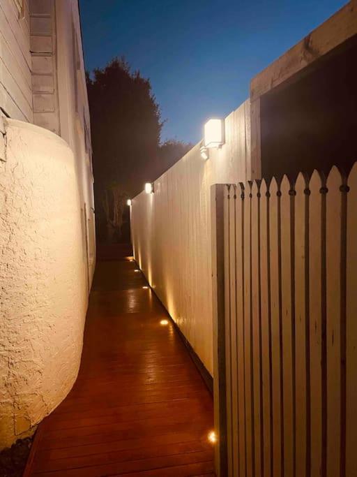 Delightful Little House & Chateau Charme Suite オークランド エクステリア 写真