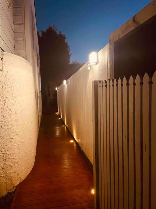 Delightful Little House & Chateau Charme Suite オークランド エクステリア 写真